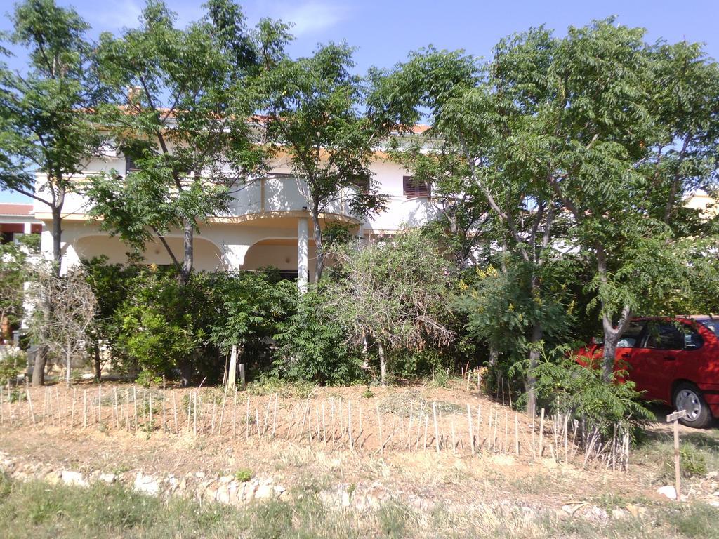 Apartments Kresimir Beauty With Shadow Trees And Parking Place Pag Town Exterior foto